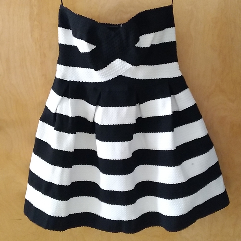 Sans Souci Black & White Sweetheart style dress